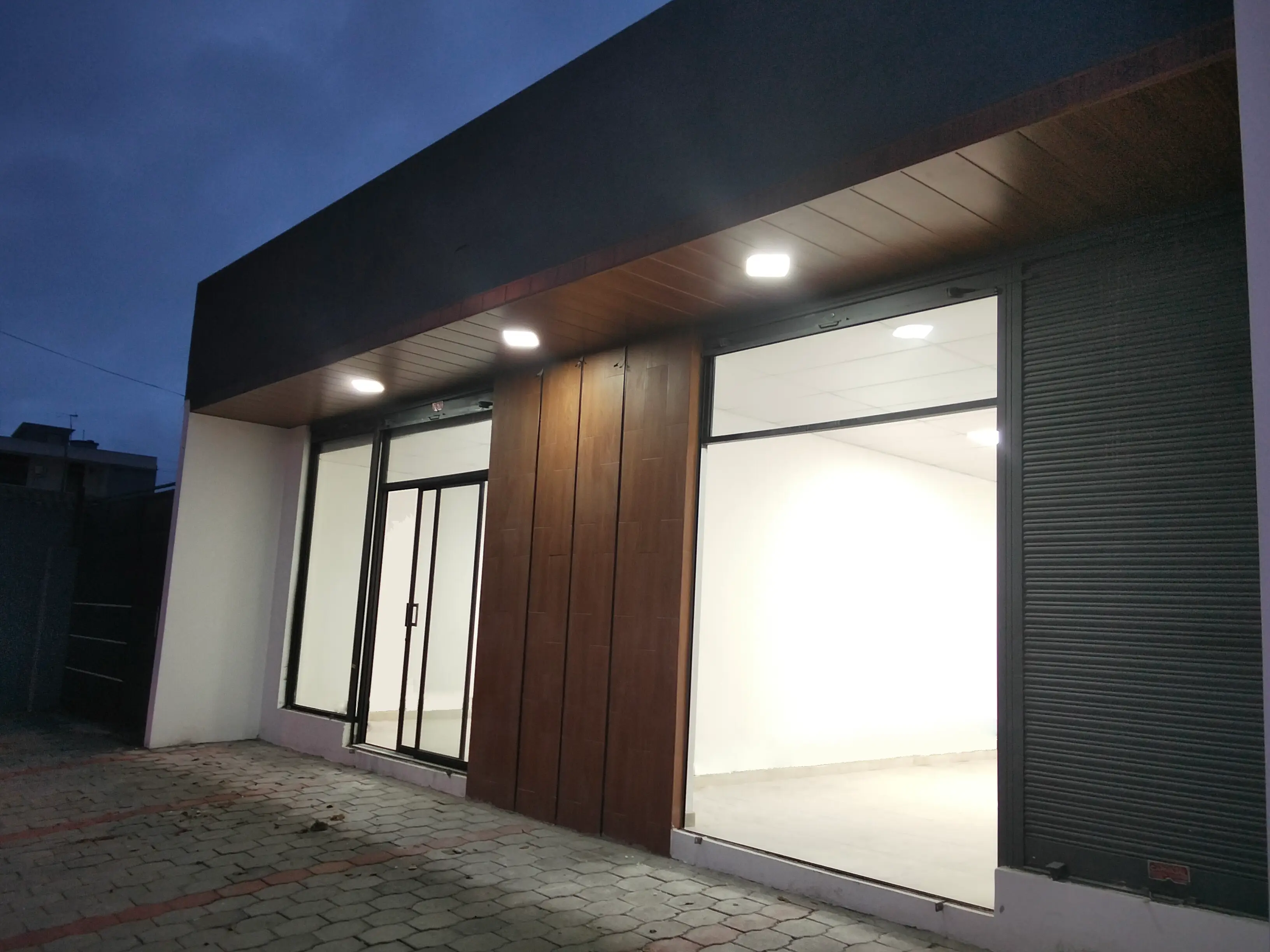 fachada local con puerta