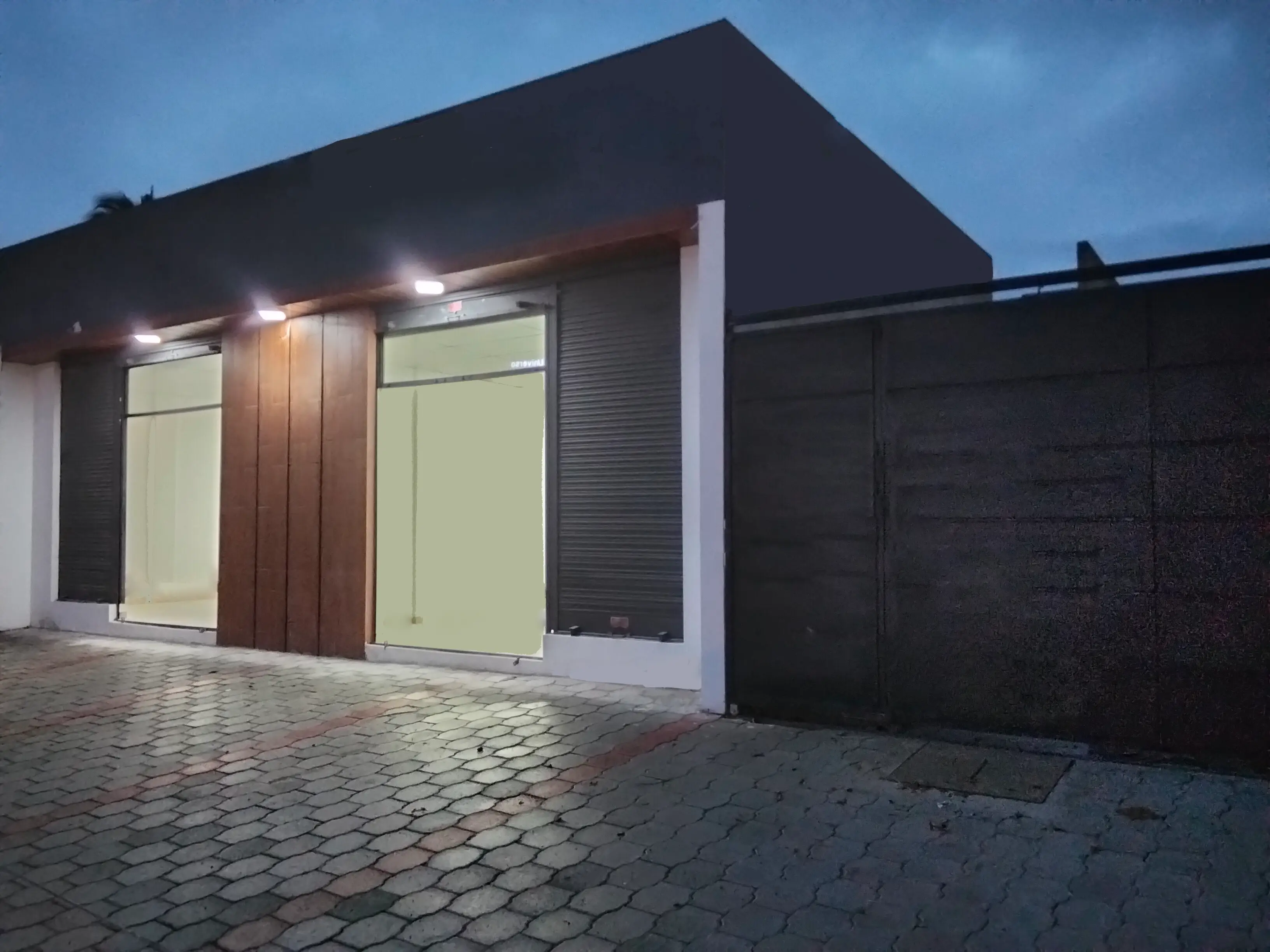 fachada local con luz exterior